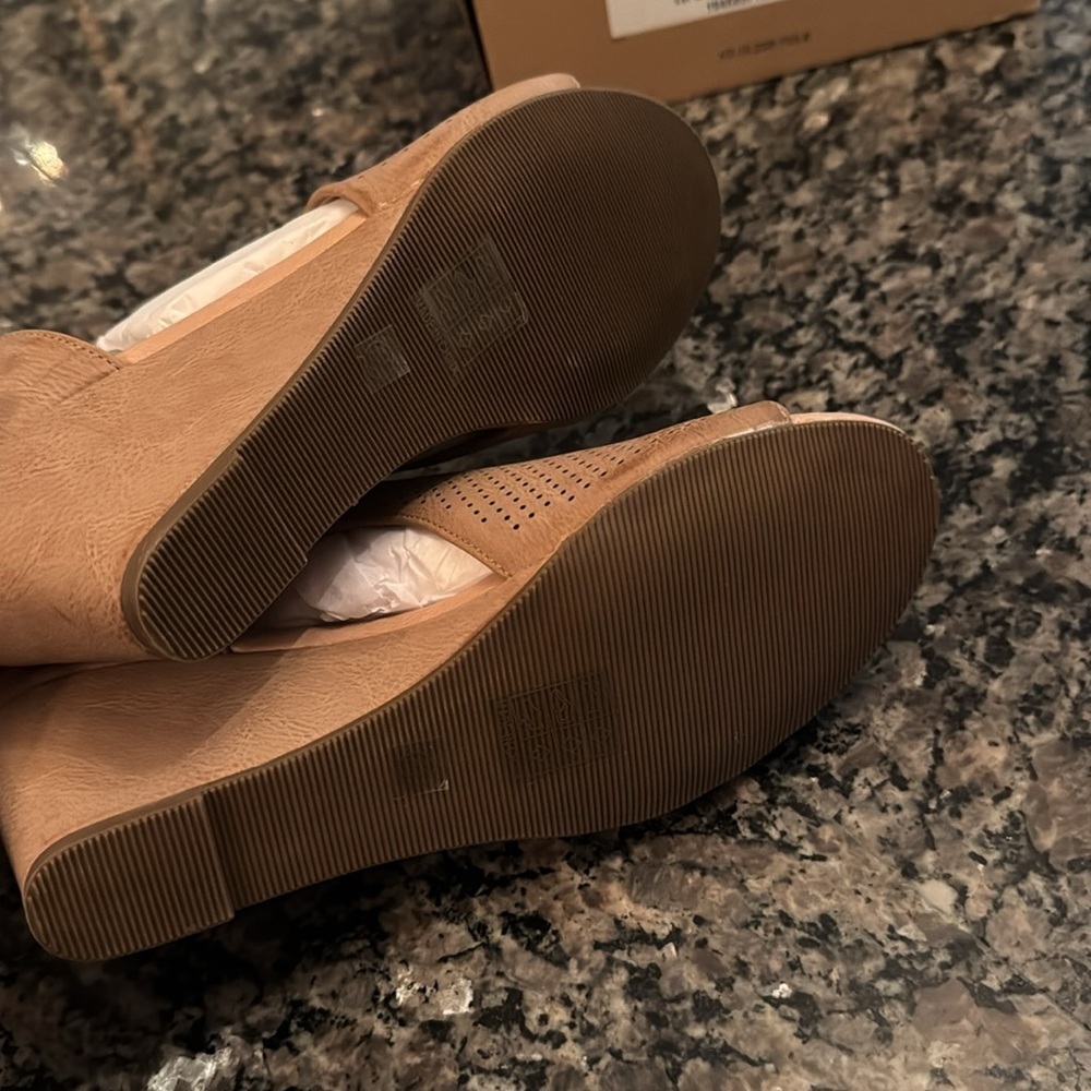 Journee Collection Aretha Taupe peep toe wedge NIB 5.5 - Picture 7 of 9